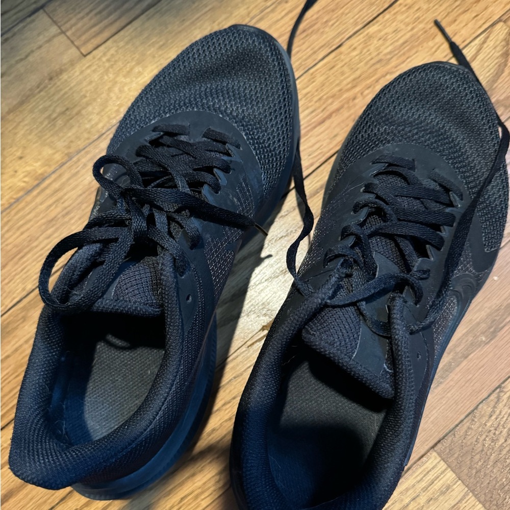 Nike Black Athletic Sneakers with Swoosh - Picture 4 of 4